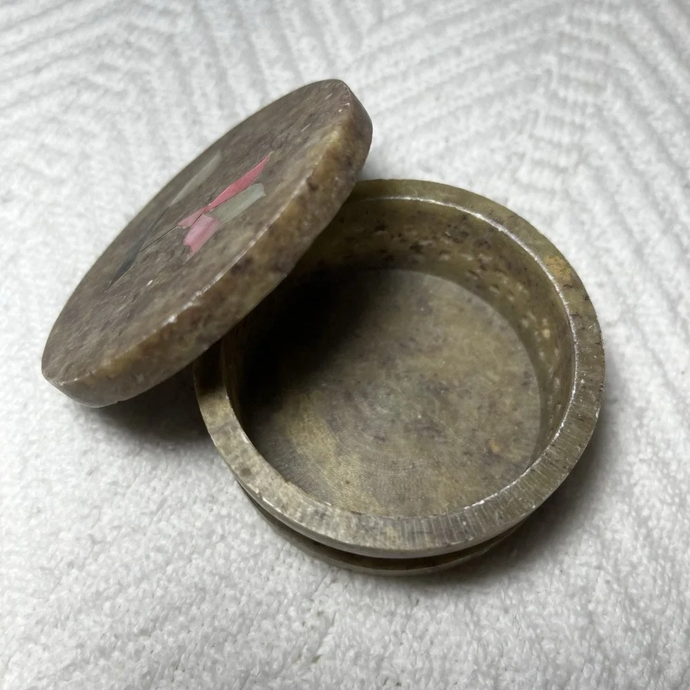 VTG Carved Soapstone Trinket Box Mother of Pearl Floral‎ Inlay Made In India